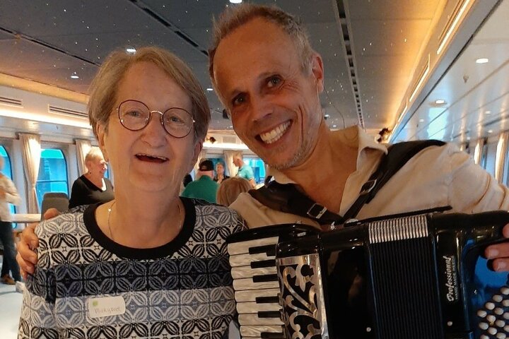 Parc Spelderholt Muziekreis - Reiziger met accordeonspeler - Buitenhof Reizen begeleide vakanties voor mensen met een verstandelijke beperking.