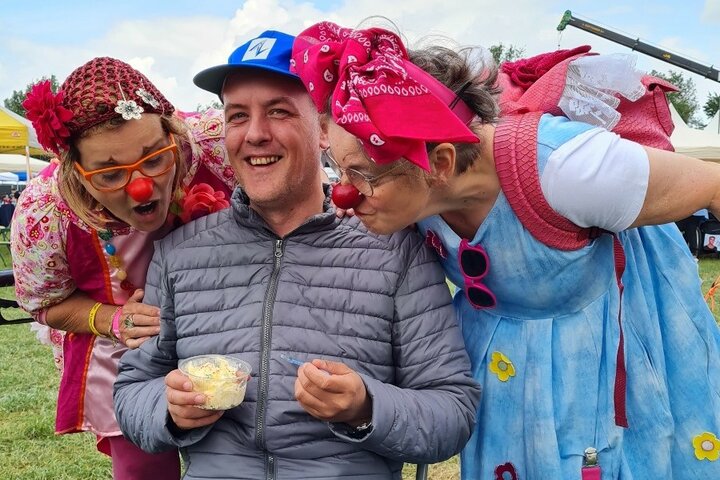 Funpop - Ijs met clowns - Buitenhof Reizen begeleide vakanties voor mensen met een verstandelijke beperking.