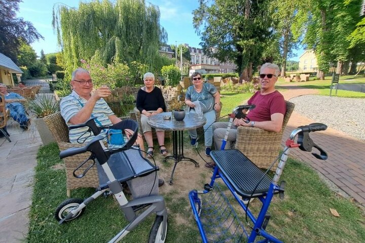 Valkenburg - Terras  - Buitenhof Reizen begeleide vakanties voor mensen met een verstandelijke beperking.