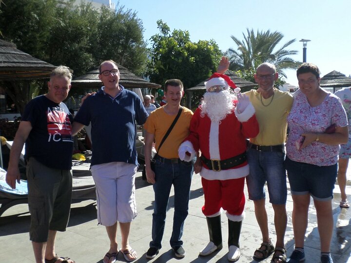 Zon in de winter op Tenerife - groepsfoto met kerstman - Buitenhof Reizen begeleide vakanties voor mensen met een verstandelijke beperking