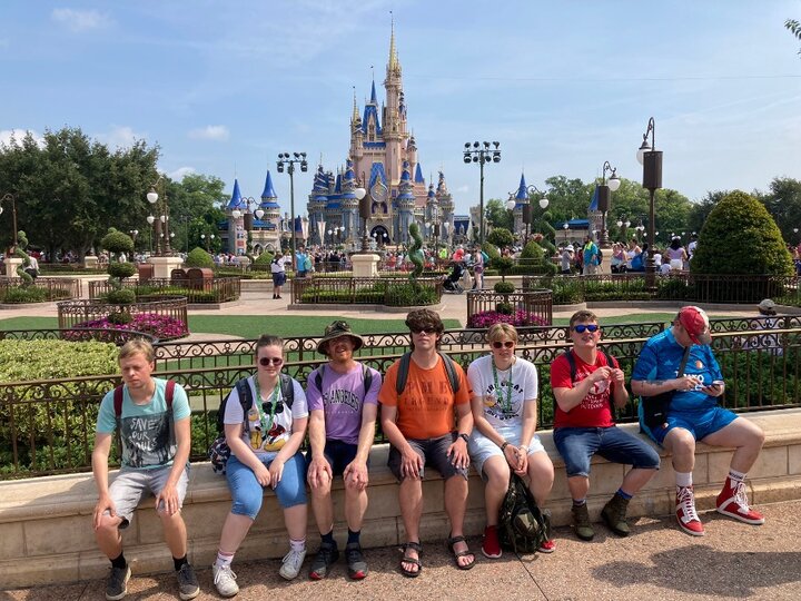 Florida - Groepsfoto in Disneypark - Buitenhof Reizen begeleide vakanties voor mensen met een verstandelijke beperking