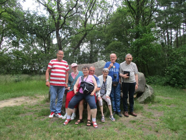 Assen - Groep bij hunnebed - Buitenhof Reizen begeleide vakanties voor mensen met een verstandelijke beperking