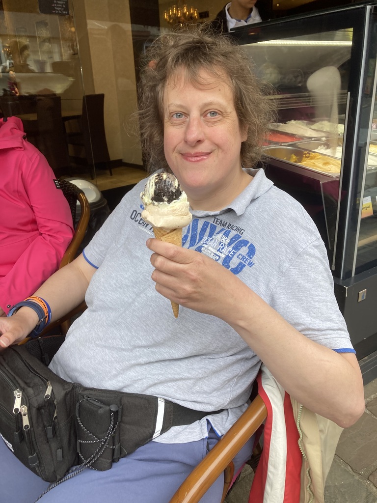 Buitenhof Reizen voor mensen met een verstandelijke beperking - Rustig Aan - Bosrijk La Roche-en-Ardenne - reiziger met ijsje