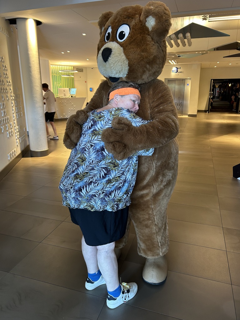 Buitenhof Reizen voor mensen met een verstandelijke beperking - Rustig Aan - Plezier in Peston Palace - reiziger knuffelt met mascotte van Preston Palace