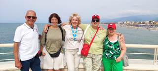 Buitenhof Reizen - Toscane - begeleide vakanties voor mensen met een verstandelijke beperking - Groepsfoto met zee
