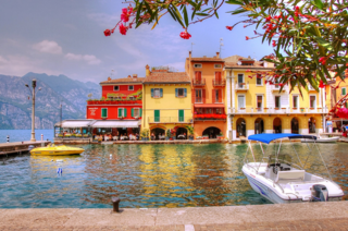 Gardameer, Venetië en Verona - gekleurde huisjes - Buitenhof Reizen begeleide vakanties voor mensen met een verstandelijke beperking