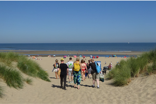 Buitenhof Reizen - Zomers Zeeland - Begeleide vakanties voor mensen met een beperking - Reizigers op het strand