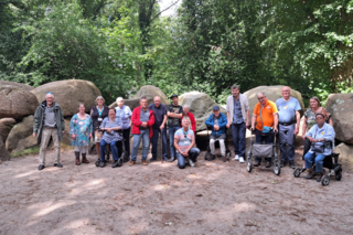 Buitenhof Reizen - Beilen - begeleide vakanties voor mensen met een beperking - Groepsfoto bij hunebedden