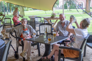Buitenhof Reizen - Parc Spelderholt - begeleide vakanties voor mensen met een beperking - Reizigers op terras