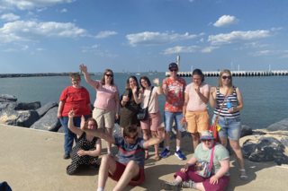 Buitenhof Reizen - Belgische kust - Begeleide vakanties voor mensen met een beperking - Groepsfoto op het strand