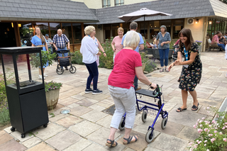 Buitenhof Reizen - Valkenburg - begeleide groepsreizen met een verstandelijke beperking - dansen bij Schaepkens op terras
