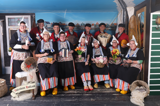 Buitenhof Reizen - Volendam - begeleide groepsreizen met een verstandelijke beperking - groepsfoto in klederdracht