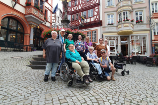 Buitenhof Reizen - Neuerburg in de Eifel - begeleide vakanties voor mensen met een beperking - Groepsfoto  van reizigers in een dorpje