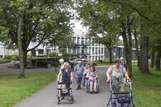 Buitenhof Reizen - Parc Spelderholt - begeleide vakanties voor mensen met een beperking - Reiziger lopen op park