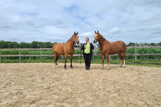 Buitenhof Reizen - Woudenberg - begeleide vakanties voor mensen met een beperking - Reiziger tussen twee paarden in