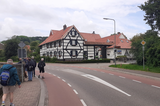 Buitenhof Reizen - Wandelen in Limburg - begeleide vakanties voor mensen met een beperking - Reizigers wandelend langs de weg