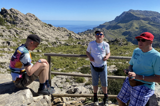 Buitenhof Reizen - Mallorca Tramuntana - begeleide vakanties voor mensen met een beperking - 3 reizigers met uitzicht op rustpunt