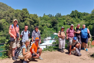 Buitenhof Reizen - Nationale parken van Kroatie - begeleide vakanties voor mensen met een beperking - Groepsfoto voor een waterval