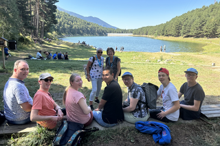 Buitenhof Reizen - Andorra - begeleide vakanties voor mensen met een beperking - Groepsfoto bij meer