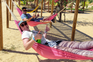 Buitenhof Reizen - Albufeira - begeleide vakanties voor mensen met een beperking - Twee reizigers in een hangmat