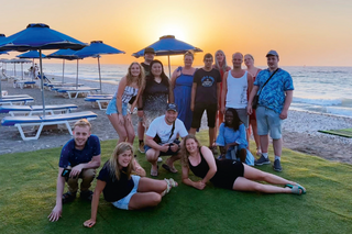 Buitenhof Reizen - Rhodos - begeleide vakanties voor mensen met een beperking - Groepsfoto op het strand 