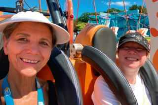 Buitenhof Reizen - Moviepark & Phantasialand - begeleide vakanties voor mensen met een beperking - Reiziger en begeleider in attractie 