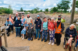 Buitenhof Reizen - Emmen - begeleide vakanties voor mensen met een beperking - Groepsfoto bij giraffen