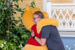 Buitenhof Reizen - Disneyland - begeleide vakanties voor mensen met een beperking - Reiziger knuffel