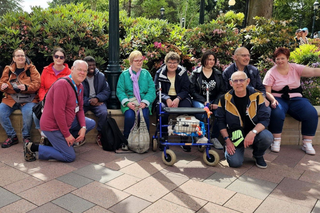 Buitenhof Reizen - Disneyland - begeleide vakanties voor mensen met een beperking - groepsfoto op muurtje