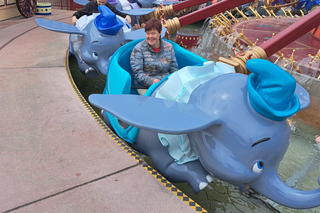Buitenhof Reizen - Disneyland - begeleide vakanties voor mensen met een beperking - Reiziger in Dumbo attractie