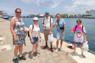 Buitenhof Reizen - Curaçao - begeleide groepsreizen met een verstandelijke beperking - reizigers bij pier