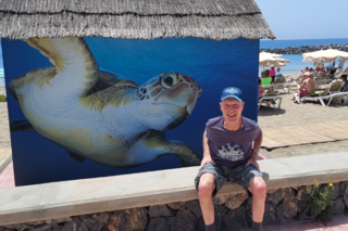 Buitenhof Reizen - Tenerife - begeleide groepsreizen met een verstandelijke beperking - reiziger bij schildering van schildpad
