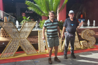 Buitenhof Reizen - Kerst op Tenerife - begeleide groepsreizen met een verstandelijke beperking - twee reizigers bij xmas letters 2