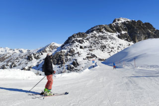 Buitenhof Reizen - Begeleide groepsreizen voor mensen met een verstandelijke beperking - Wintersport Dachstein - skiër op piste 2