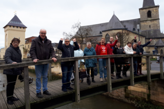 Valkenburg - Groepsfoto op brug - Buitenhof Reizen begeleide vakanties voor mensen met een verstandelijke beperking