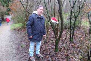 Emmen - Man met kerstmuts - Buitenhof Reizen begeleide vakanties voor mensen met een verstandelijke beperking