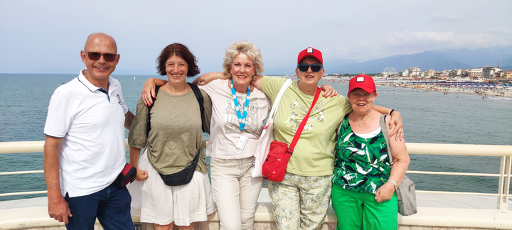 Buitenhof Reizen - Toscane - begeleide vakanties voor mensen met een verstandelijke beperking - Groepsfoto met zee