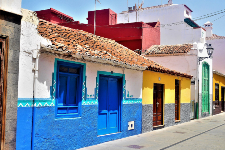 Zon in de winter op Tenerife - gekleurde huizen Santa Cruz Tenerife - Buitenhof Reizen Begeleide vakanties voor mensen met een verstandelijke beperking