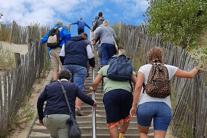 Zomers Zeeland - reizigers op een trap - Buitenhof Reizen begeleide vakanties voor mensen met een verstandelijke beperking