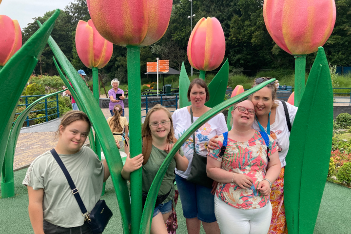 Kijkduin - foto bij tulpen van reizigers - Buitenhof Reizen begeleide vakanties voor mensen met een verstandelijke beperking