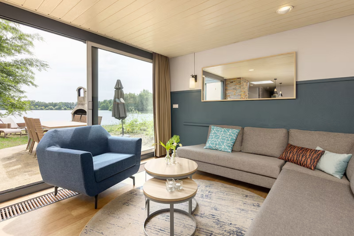 Buitenhof Reizen - Slagharen en Wildlands - Begeleide vakanties voor mensen met een beperking - Center Parcs Huttenheugte woonkamer