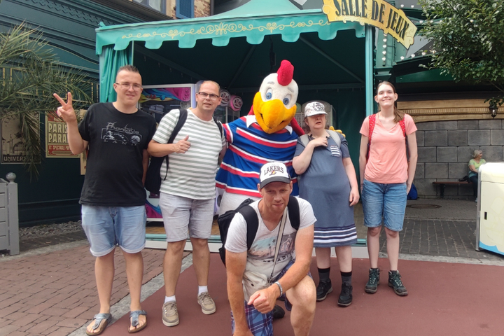 Buitenhof Reizen - Europa-park - Begeleide vakanties voor mensen met een beperking - Reizigers met mascotte