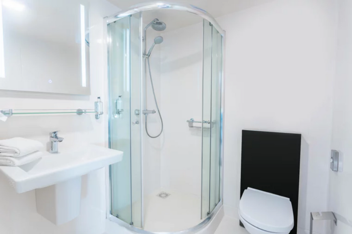 Buitenhof Reizen - Almelo - Begeleide vakanties voor mensen met een beperking - Badkamer Preston Palace
