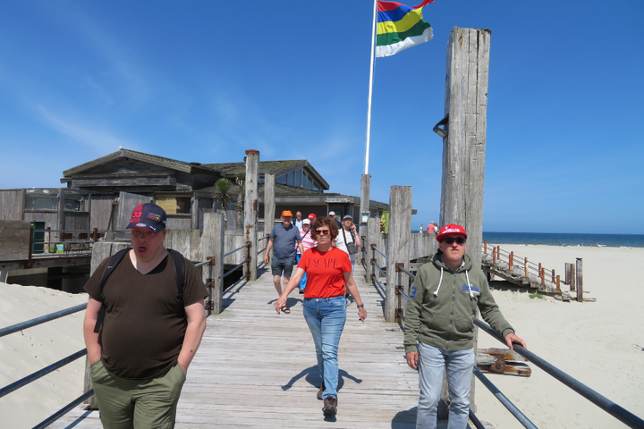 Buitenhof Reizen - Terschelling - Begeleide vakanties voor mensen met een beperking - Reizigers op het strand (2)