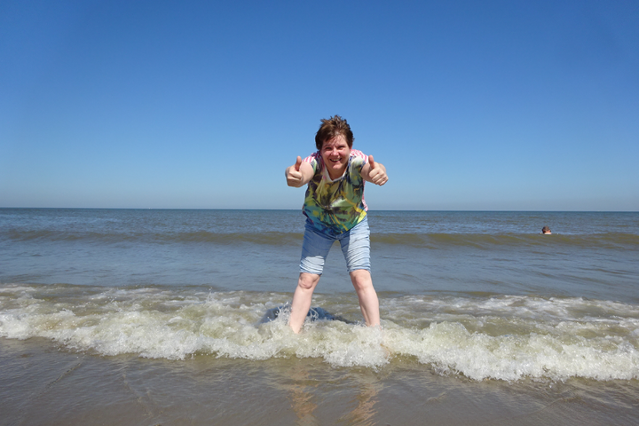Buitenhof Reizen - Zomers Zeeland - Begeleide vakanties voor mensen met een beperking - Reiziger in de zee