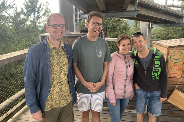 Buitenhof Reizen - Lipnomeer - begeleide vakanties voor mensen met een beperking - Blij reizigers op rustplaats loopbrug