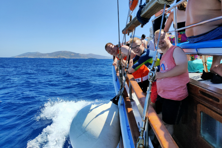 Buitenhof Reizen - Kos - begeleide vakanties voor mensen met een beperking - Reizigers op boot
