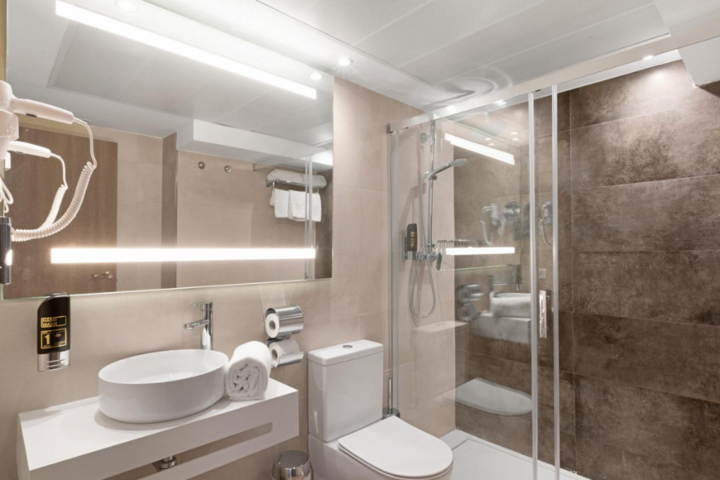 Buitenhof Reizen - Mallorca - begeleide vakanties voor mensen met een beperking - Badkamer Hotel Sant Jordi