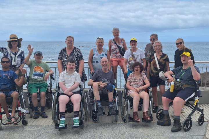 Buitenhof Reizen - Tenerife - begeleide vakanties voor mensen met een beperking - Groepsfoto bij de zee