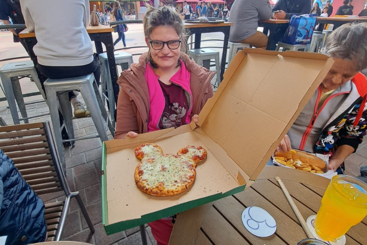 Buitenhof Reizen - Disneyland Parijs - begeleide vakanties voor mensen met een beperking - Reizigers met Mickey Mouse vorm pizza
